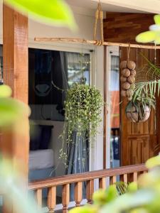een vaas gevuld met planten op een veranda bij The Joy Beach Villas in Hinkong