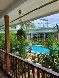 uma vista para uma piscina a partir de uma varanda em The Joy Beach Villas em Hinkong