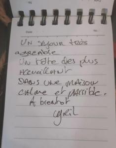 kawałek papieru z pismem. w obiekcie Like Home w mieście Saint-Lô