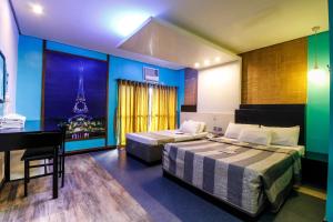 Postel nebo postele na pokoji v ubytování Hotel Dreamworld Araneta Cubao