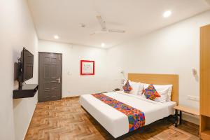 Postel nebo postele na pokoji v ubytování Fabhotel Perfect Stays - Near Chrompet Railway Station