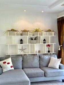 Area soggiorno di Eden Island Luxury Apartment - White Sand