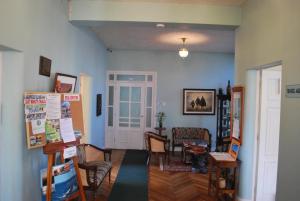 Area soggiorno di Travellers Inn