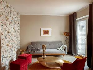 ein Wohnzimmer mit einer Couch und einem Tisch in der Unterkunft Apt Prinz Maximilian - Zentrum - Zimmerprinzen in Oldenburg