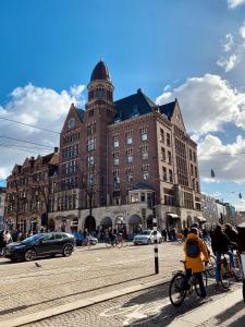 eine Gruppe von Personen, die vor einem Gebäude Fahrrad fahren in der Unterkunft Hotel TwentySeven - Small Luxury Hotels of the World in Amsterdam