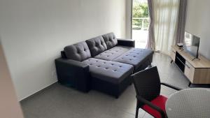 un soggiorno con divano e TV di PamataiSuite a Faaa