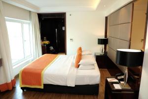 齋浦爾的住宿－齋浦爾巴尼公園公園區酒店，一间卧室设有一张大床和一个窗户。