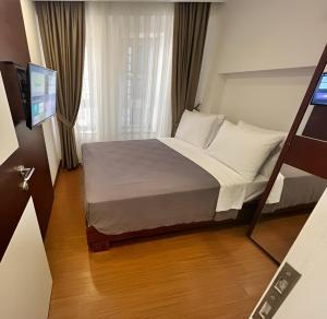 - une chambre avec un lit et une télévision dans l'établissement Genoa Port Hotel, à Istanbul