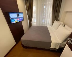 Un pat sau paturi într-o cameră la Genoa Port Hotel