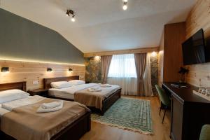 เตียงในห้องที่ Hotel Zlatni bor