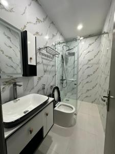 a bathroom with a sink and a shower and a toilet at Chiic House 6 - Khách sạn tình yêu in Vung Tau