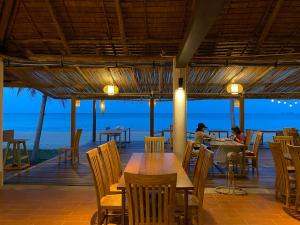 Restorāns vai citas vietas, kur ieturēt maltīti, naktsmītnē Chumphon Cabana Resort