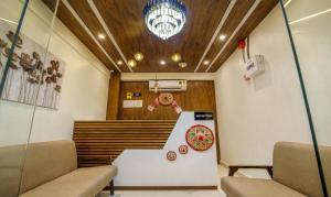 una sala d'attesa con due sedie e un soffitto di Treebo Trend Park Palace a Guwahati
