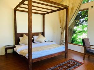 Tempat tidur dalam kamar di Nigeen Vista Lakeside Chalet