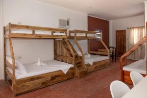 Postel nebo postele na pokoji v ubytování Costa Liz Island Resort
