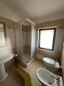 a bathroom with a shower and a toilet and a sink at B&B Casa Vacanze In campagna Immersa nel verde - Serafino Family in Montecalvo Irpino