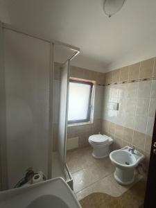 a bathroom with a shower and a toilet and a sink at B&B Casa Vacanze In campagna Immersa nel verde - Serafino Family in Montecalvo Irpino