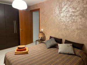 A bed or beds in a room at Ali