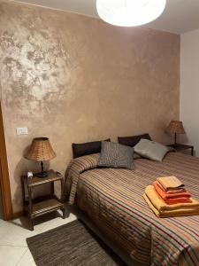 A bed or beds in a room at Ali