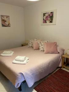 A bed or beds in a room at Ali