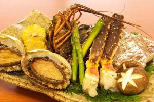 une assiette de nourriture avec des fruits de mer et des légumes sur une table dans l'établissement Kagetsutei, à Shimoda