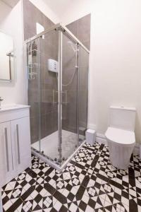 Ένα μπάνιο στο Unit 5 Stunning Oceanview Apartment