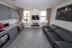 Кухня або міні-кухня у Unit 5 Stunning Oceanview Apartment