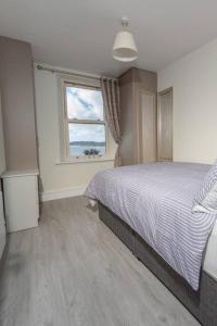 Ένα ή περισσότερα κρεβάτια σε δωμάτιο στο Unit 5 Stunning Oceanview Apartment