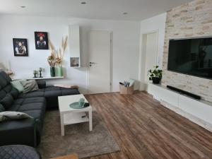 TV a/nebo společenská místnost v ubytování 2 Zimmerwohnung in Kehl