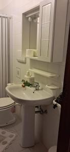y baño con lavabo blanco y espejo. en Appartamenti Stella en Lipari