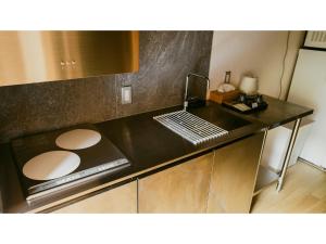 - une cuisine avec un comptoir et un ordinateur portable dans l'établissement Kominka Hotel kurasu - Vacation STAY 24275v, à Tatsuno