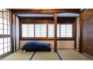 Zimmer mit einem großen blauen Kissen auf dem Boden in der Unterkunft Kominka Hotel kurasu - Vacation STAY 24275v in Tatsuno