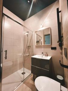 La salle de bains est pourvue d'une douche, d'un lavabo et de toilettes. dans l'établissement 2 STODOŁY Chillout, à Dziwnów