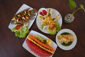 Jídlo v hotelu nebo okolí + 14 fotografií