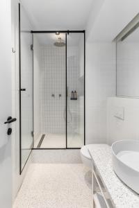 Ένα μπάνιο στο Nero Luxury Suites by Zennova