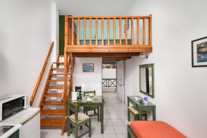 een kamer met een trap en een tafel en stoelen bij Elen-Mari in Chersonissos