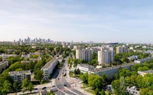 z góry widok na miasto z wysokimi budynkami w obiekcie Golden Villa Saska Kępa w Warszawie