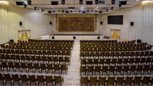 einen leeren Saal mit Stühlen und einer Bühne in der Unterkunft Babylon Rotana Hotel in Bagdad