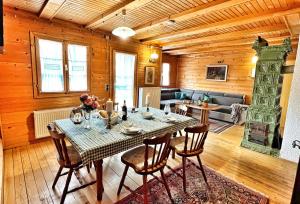 - une salle à manger avec une table et des chaises dans l'établissement Vidikovac, à Kupa