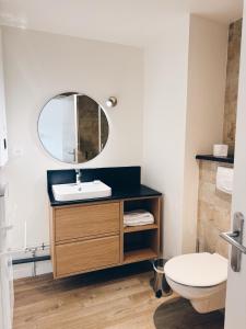 ein Badezimmer mit Waschbecken und Toilette in der Unterkunft Le Régis in Laguiole
