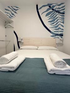 Un dormitorio con una cama con toallas. en Apartamento Andalucía 33 Izquierda, en Málaga