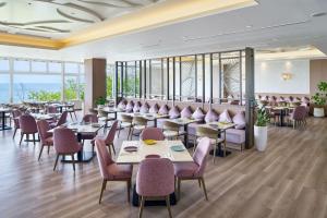 Grand Mercure Lake Biwa Resort & Spa tesisinde bir restoran veya yemek mekanı