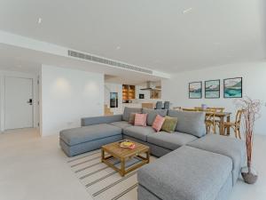 una sala de estar con un sofá y una mesa en Aquasuites Luxury Apartament B08, en Acantilado de los Gigantes