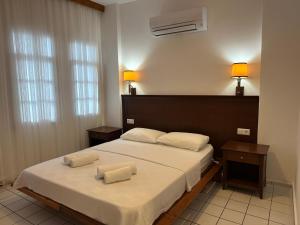 um quarto com uma cama com duas toalhas em NATURELLA APART HOTEL em Kemer