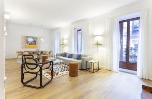 salon z kanapą i stołem w obiekcie Cibeles Luxe in Madrid w Madrycie