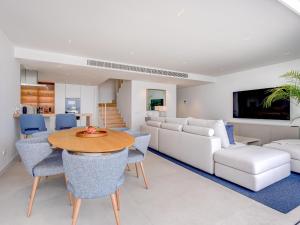 Una sala de estar con un sofá blanco y una mesa. en Aquasuites Luxury Apartament B07, en Acantilado de los Gigantes