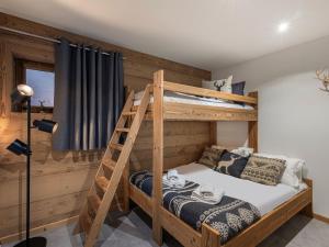 シャテルにあるBois Colombes n5 - Chalet - BO Immobilier - Châtel- remises sur les forfaits de skis Châtel ou Portes du soleilのベッドルーム1室(二段ベッド2台、はしご付)
