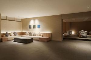 長濱的住宿－Grand Mercure Lake Biwa Resort & Spa，带沙发和桌子的大客厅