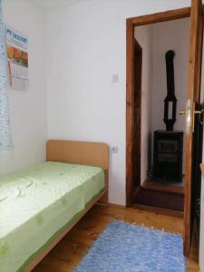 Ένα ή περισσότερα κρεβάτια σε δωμάτιο στο Smeštaj Pejčić Dojkinci +7 φωτογραφίες