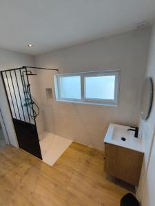 a bathroom with a sink and a window at Ty ar steredenn maison avec jardin , plage à pied in Plouarzel